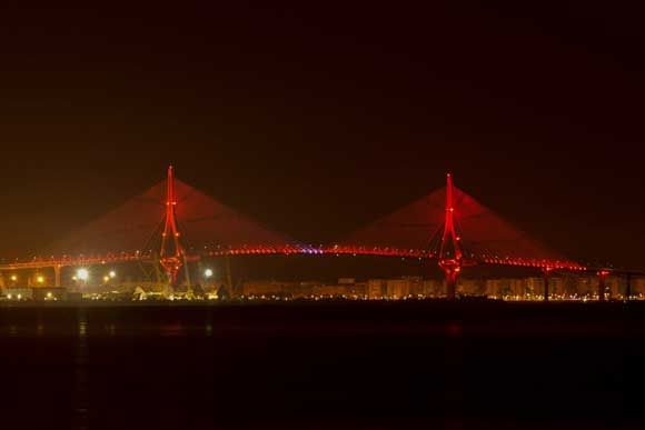 foto de puente centenario de noche iluminado