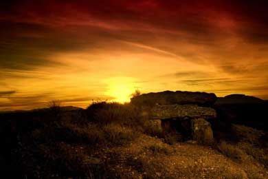 foto de dolmen en gorafe granada con puesta de sol